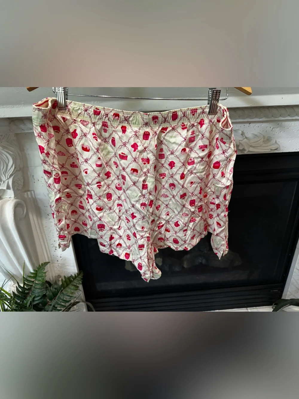 🆕 PINK Victoria's Secret Cream and Pink Holiday Print Pajama Shorts